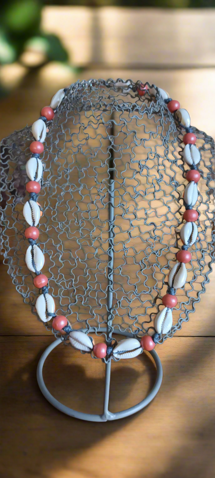 Collier Coquillages véritables, perles de bois roses et lien coton gris