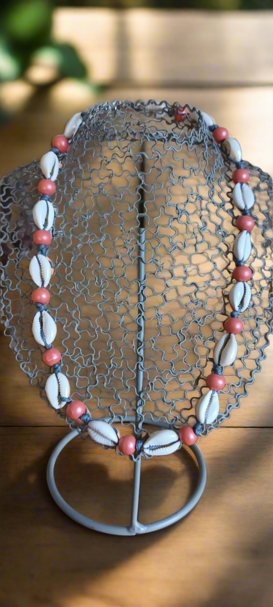 Collier Coquillages véritables, perles de bois roses et lien coton gris