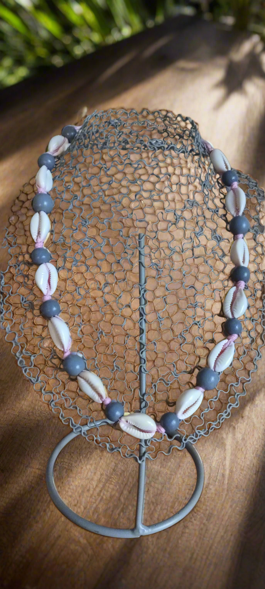 Collier Coquillages véritables, perles de bois grises et lien coton rose