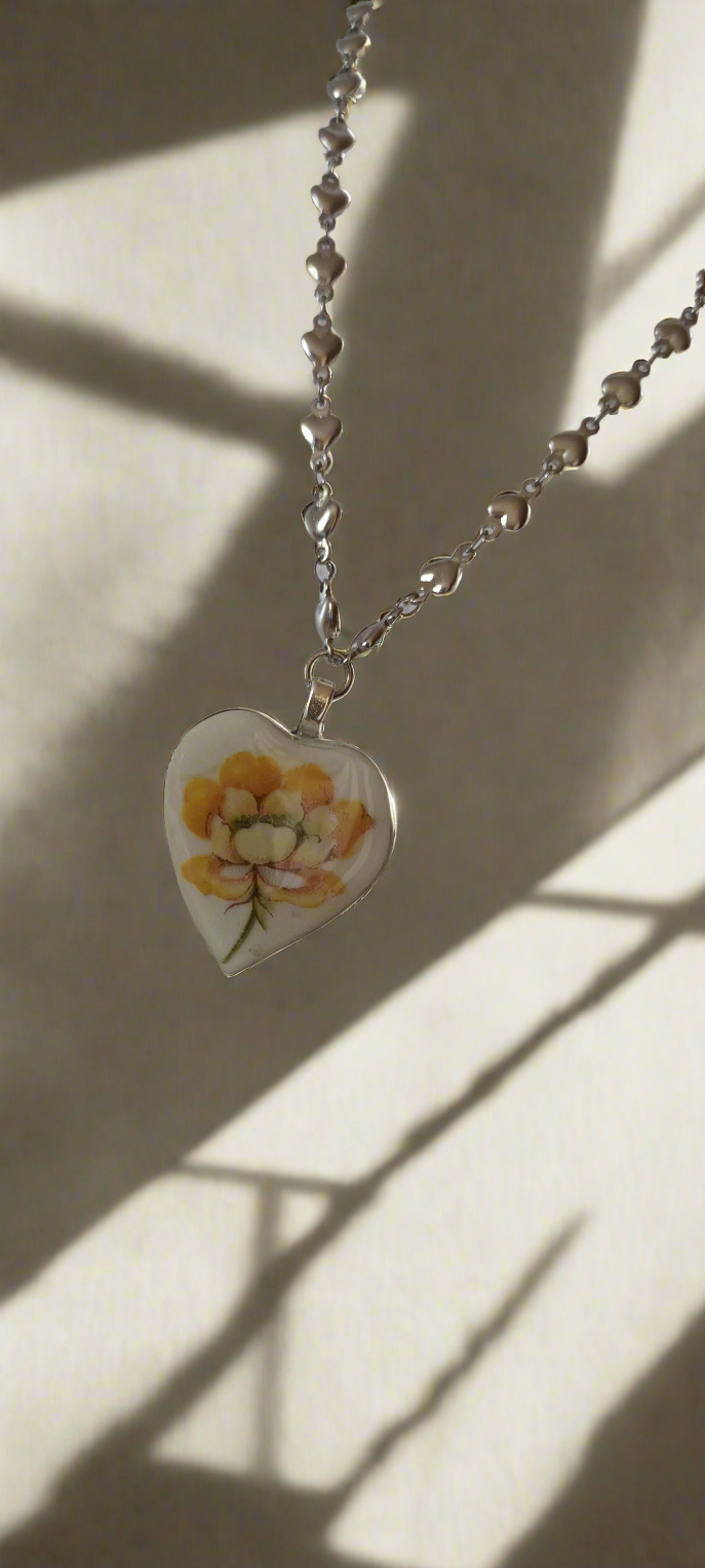 Pendentif créé à partir d'une assiette ancienne motif rose jaune