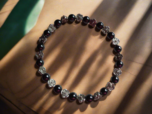 Bracelet en pierre précieuse  naturel  de 6mm hématite et breloques petites fleurs