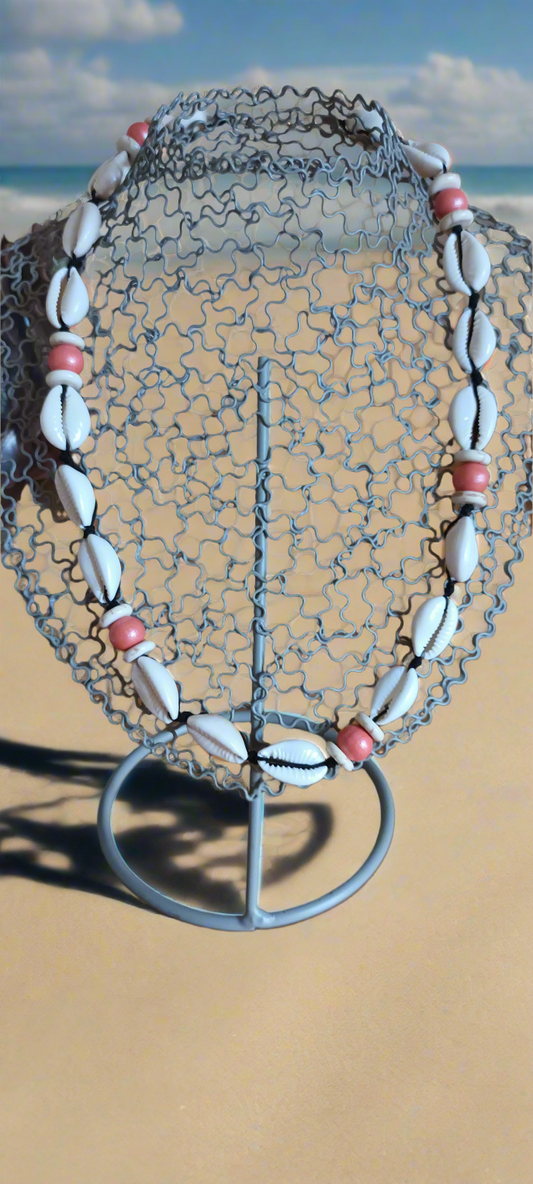 Collier Coquillages véritables, perles de bois roses et lien coton noir