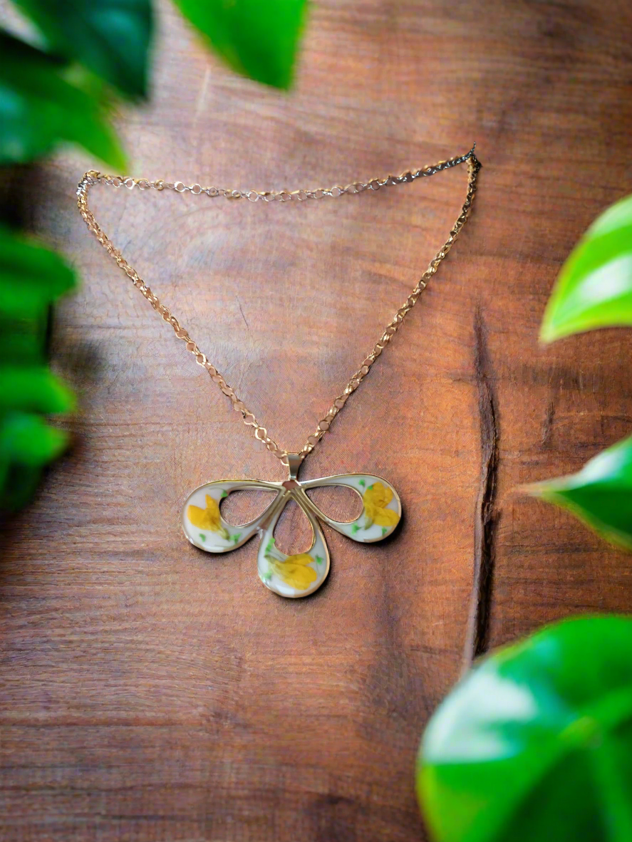 Superbe collier en résine et fleurs séchées une seule pièce unique