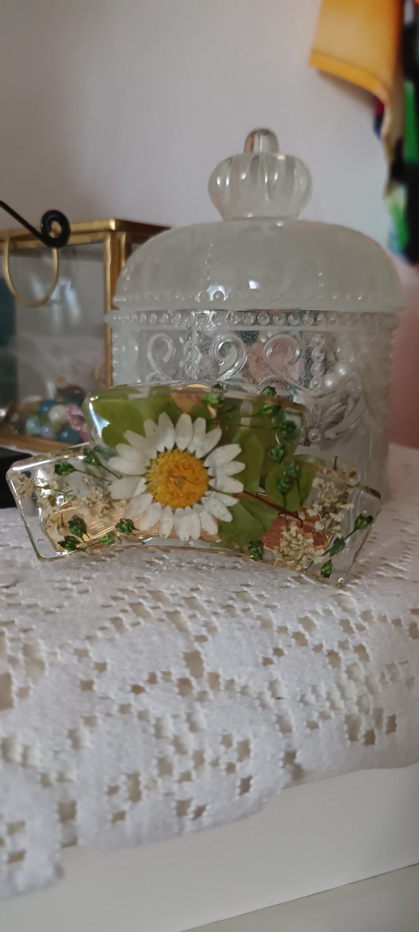 Barrette pince crabe en résine et fleurs séchées