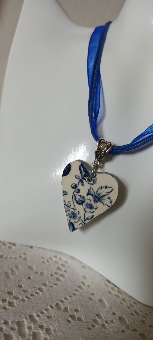 Pendentif créé à partir d'une assiette ancienne, cœur bleu du xv siècle