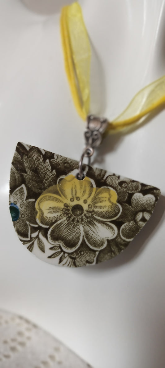 Pendentif créé à partir d'une assiette ancienne pendentif demi lune
